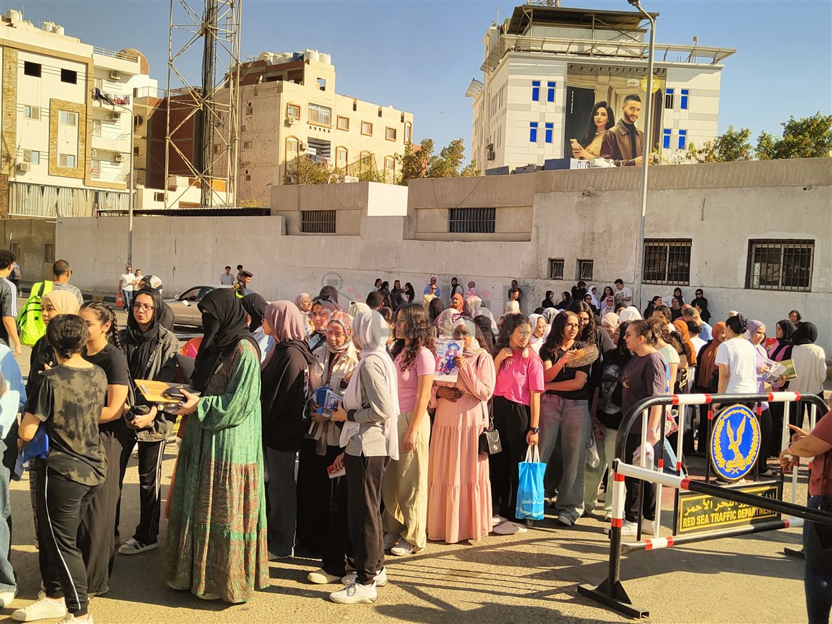 توافد الطلاب على لجان الثانوية العامة بالغردقة 