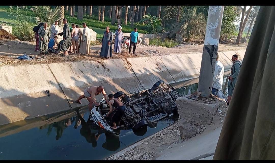 <strong>انقلاب ميكروباص في الترعة أعلى الطريق الزراعي بالجيزة</strong>