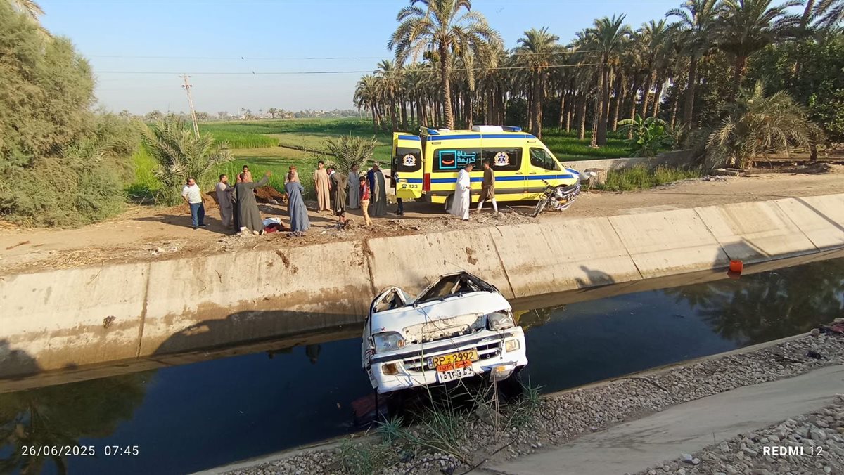 <strong>انقلاب ميكروباص في الترعة أعلى الطريق الزراعي بالجيزة</strong>