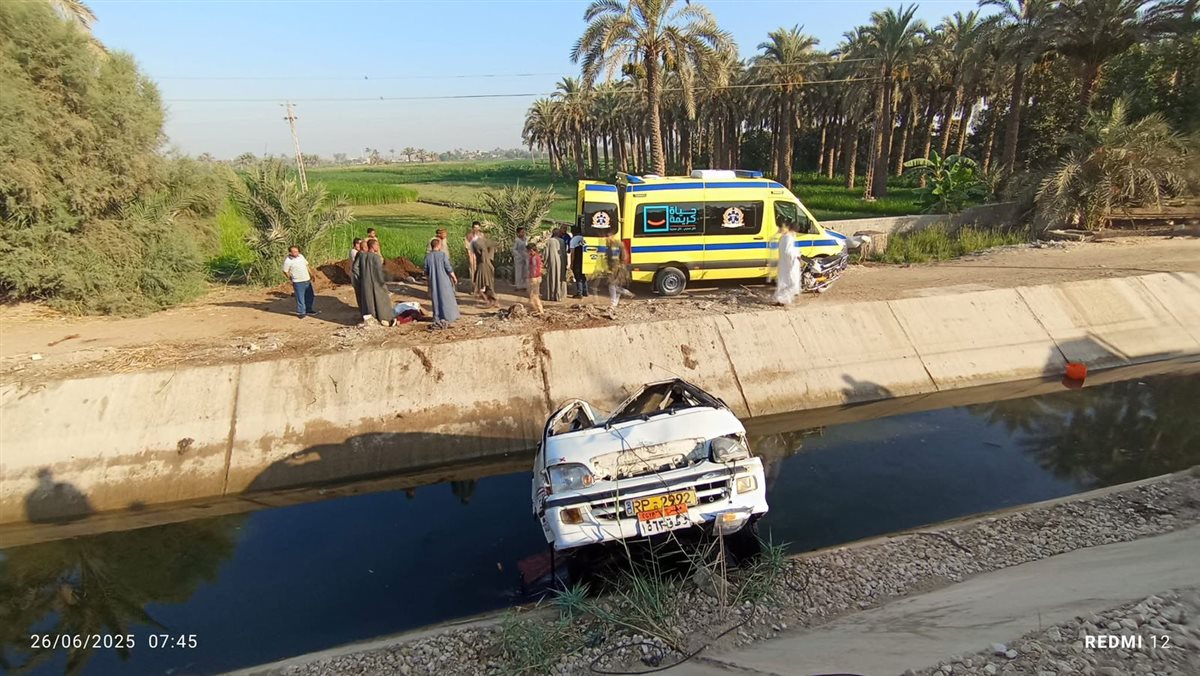 <strong>انقلاب ميكروباص في الترعة أعلى الطريق الزراعي بالجيزة</strong>