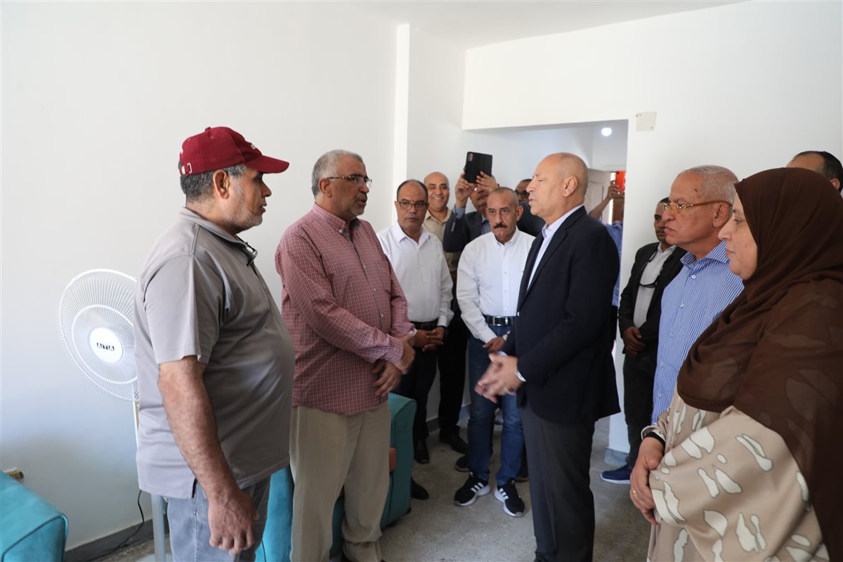 محافظ القاهرة يزور الأسر المتضررة من انهيار عقاري حدائق القبة بعد تسكينهم بوحدات بديلة 