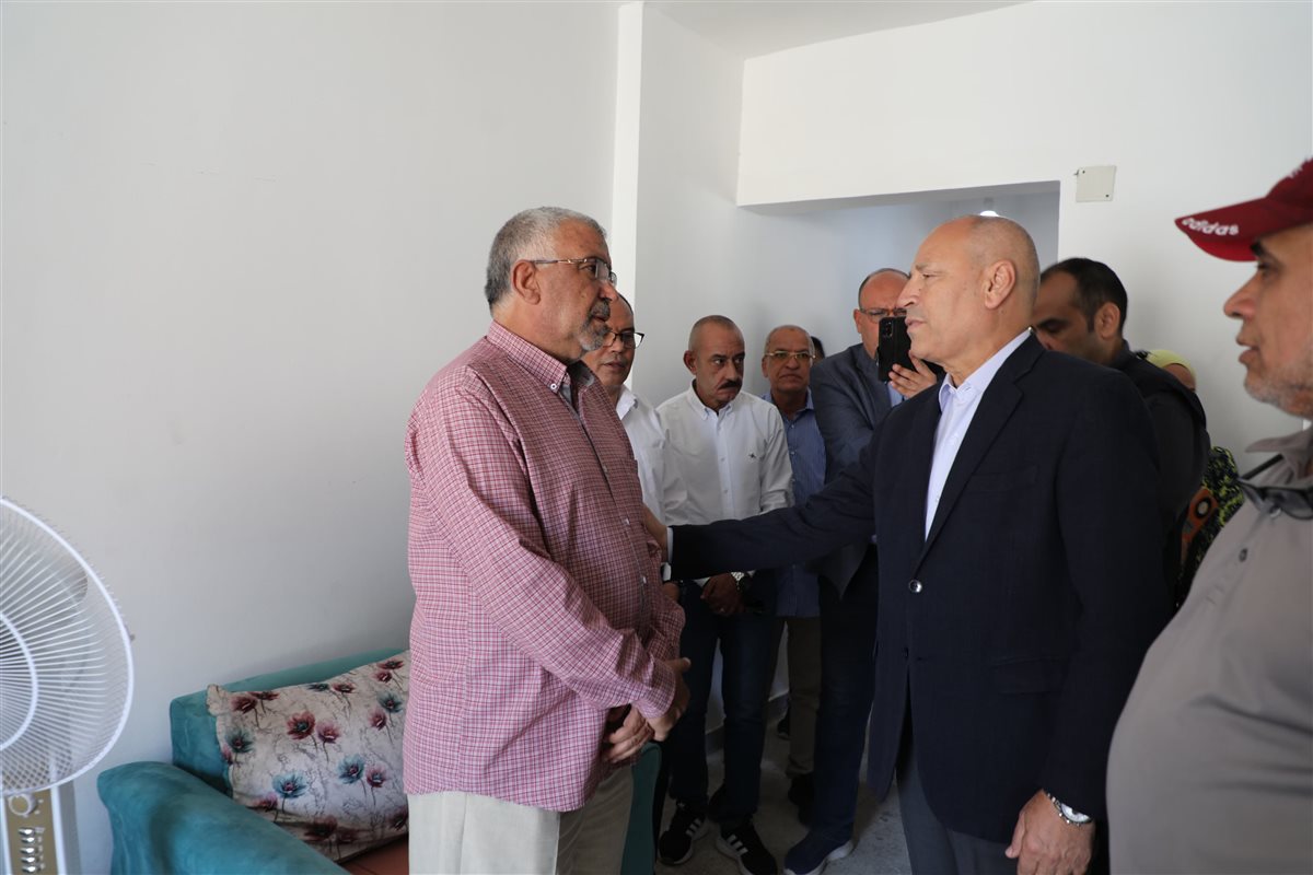 محافظ القاهرة يزور الأسر المتضررة من انهيار عقاري حدائق القبة بعد تسكينهم بوحدات بديلة 