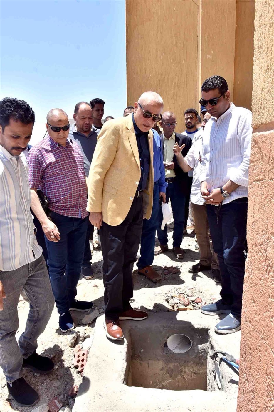 محافظ الأقصر يتفقد مساكن الطود