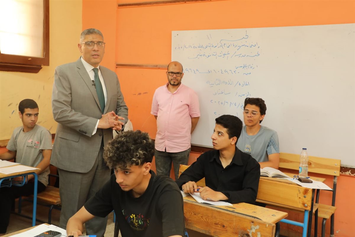 محافظ الجيزة خلال تفقد اللجان