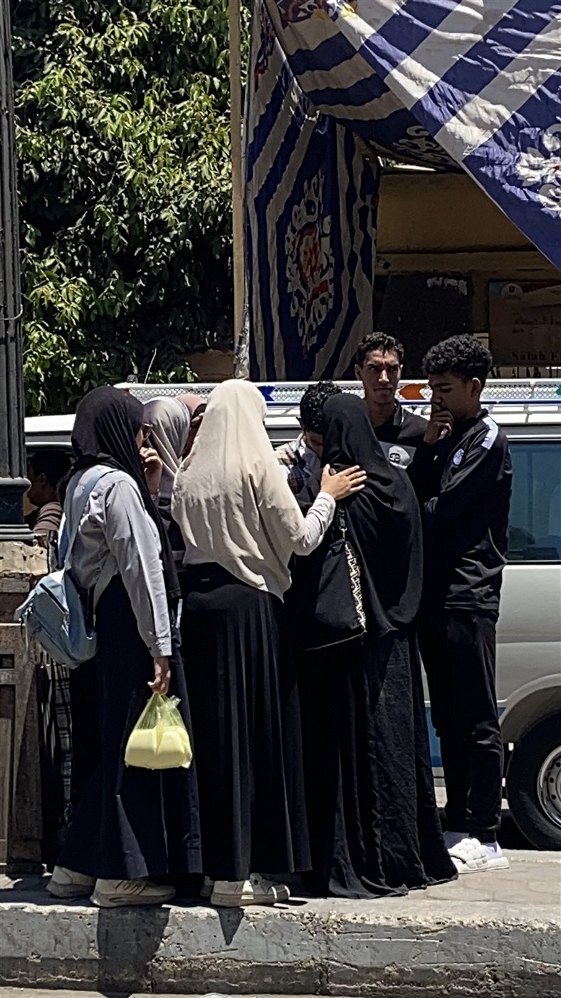 طالب ثانوي يرتمى في حضن والدتة عقب خروجة من الامتحان 