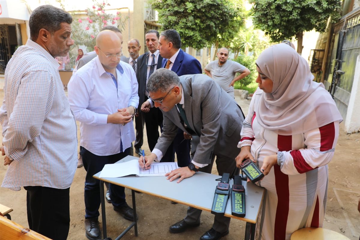 محافظ الجيزة خلال تفقد اللجان