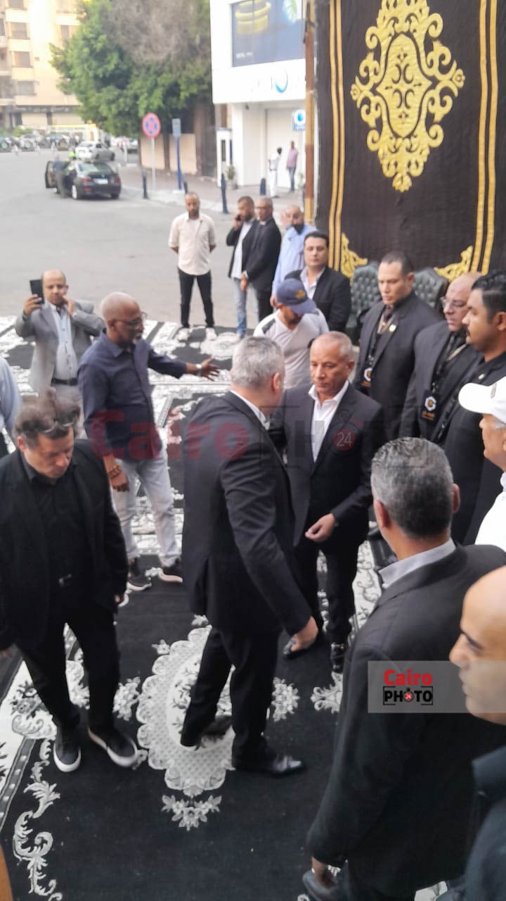 اللقطات الأولى من عزاء والد الفنان تامر عبد المنعم بـ مسجد عمر مكرم