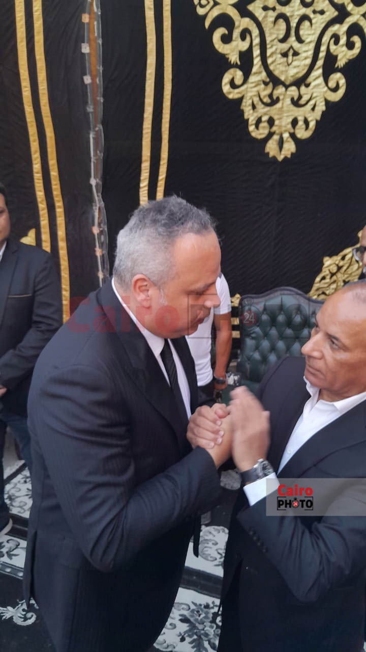 اللقطات الأولى من عزاء والد الفنان تامر عبد المنعم بـ مسجد عمر مكرم