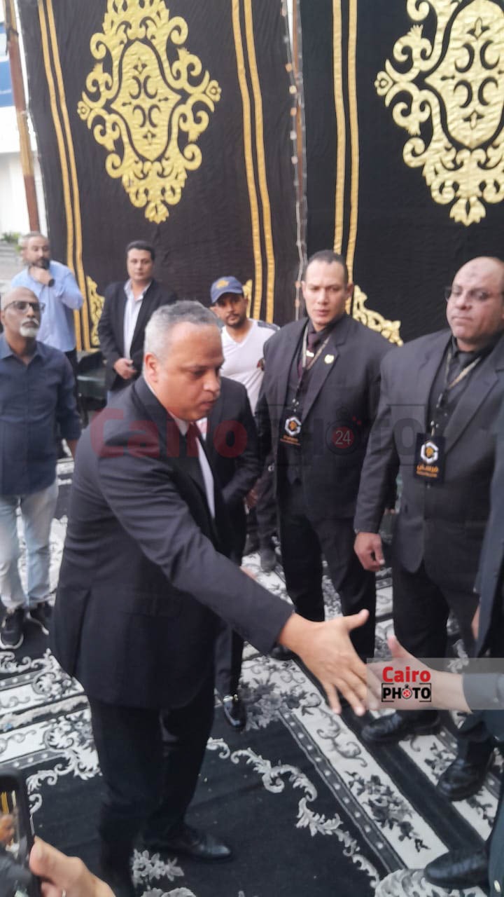 اللقطات الأولى من عزاء والد الفنان تامر عبد المنعم بـ مسجد عمر مكرم