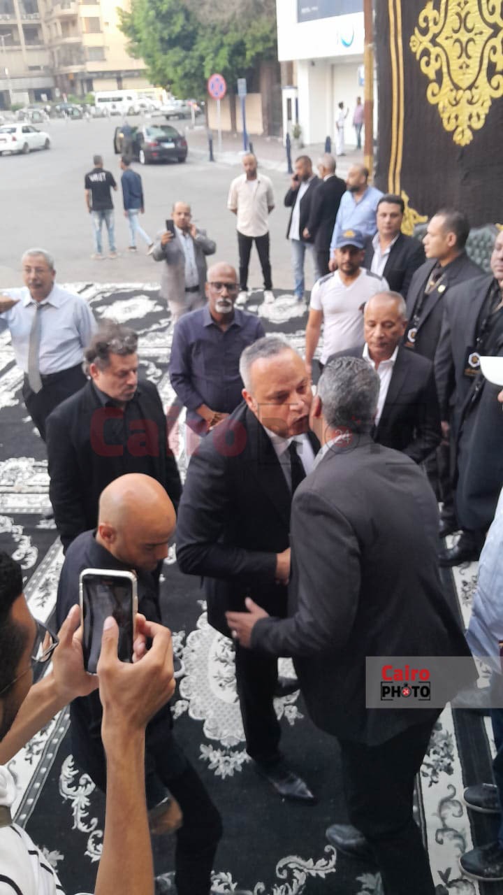 اللقطات الأولى من عزاء والد الفنان تامر عبد المنعم بـ مسجد عمر مكرم