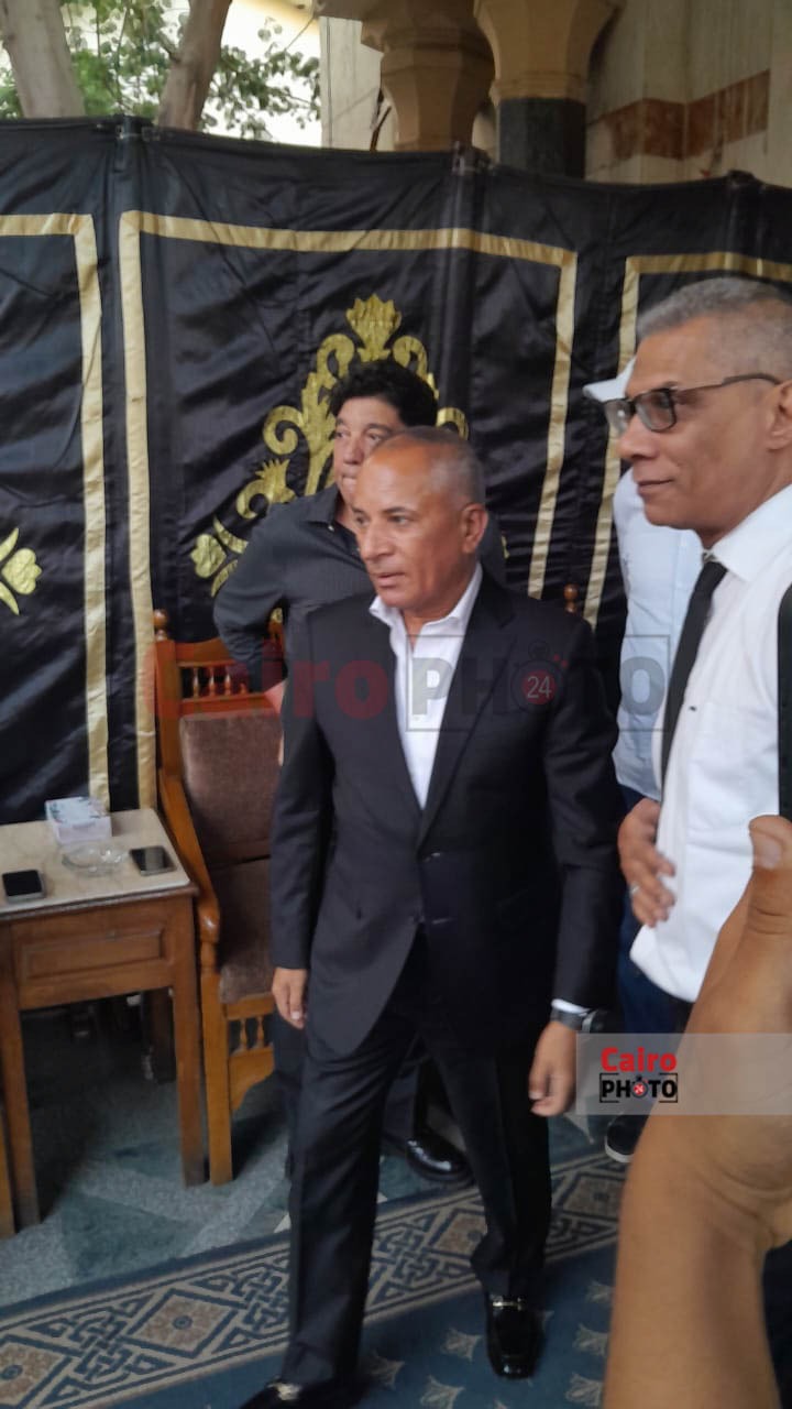 اللقطات الأولى من عزاء والد الفنان تامر عبد المنعم بـ مسجد عمر مكرم