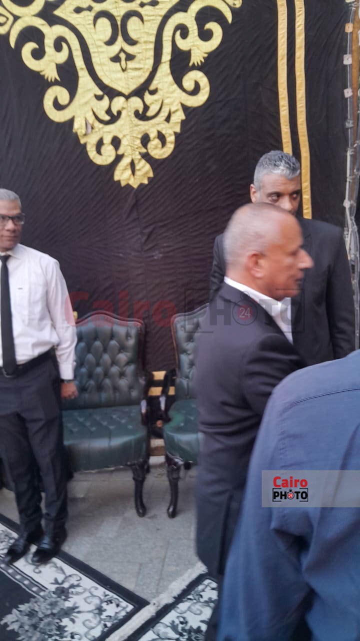 اللقطات الأولى من عزاء والد الفنان تامر عبد المنعم بـ مسجد عمر مكرم