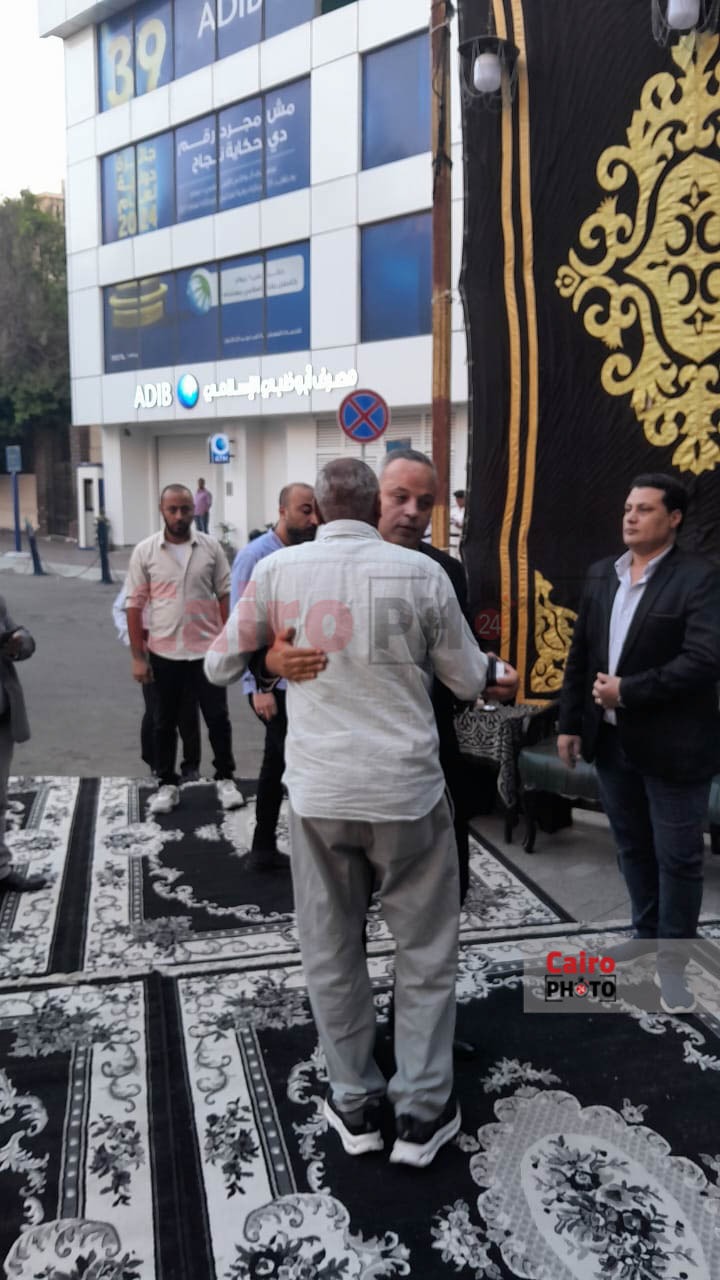 اللقطات الأولى من عزاء والد الفنان تامر عبد المنعم بـ مسجد عمر مكرم