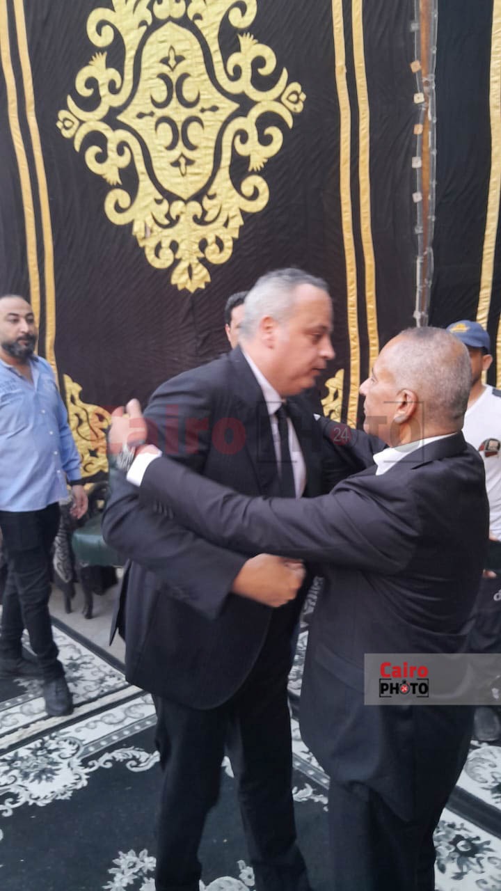 اللقطات الأولى من عزاء والد الفنان تامر عبد المنعم بـ مسجد عمر مكرم