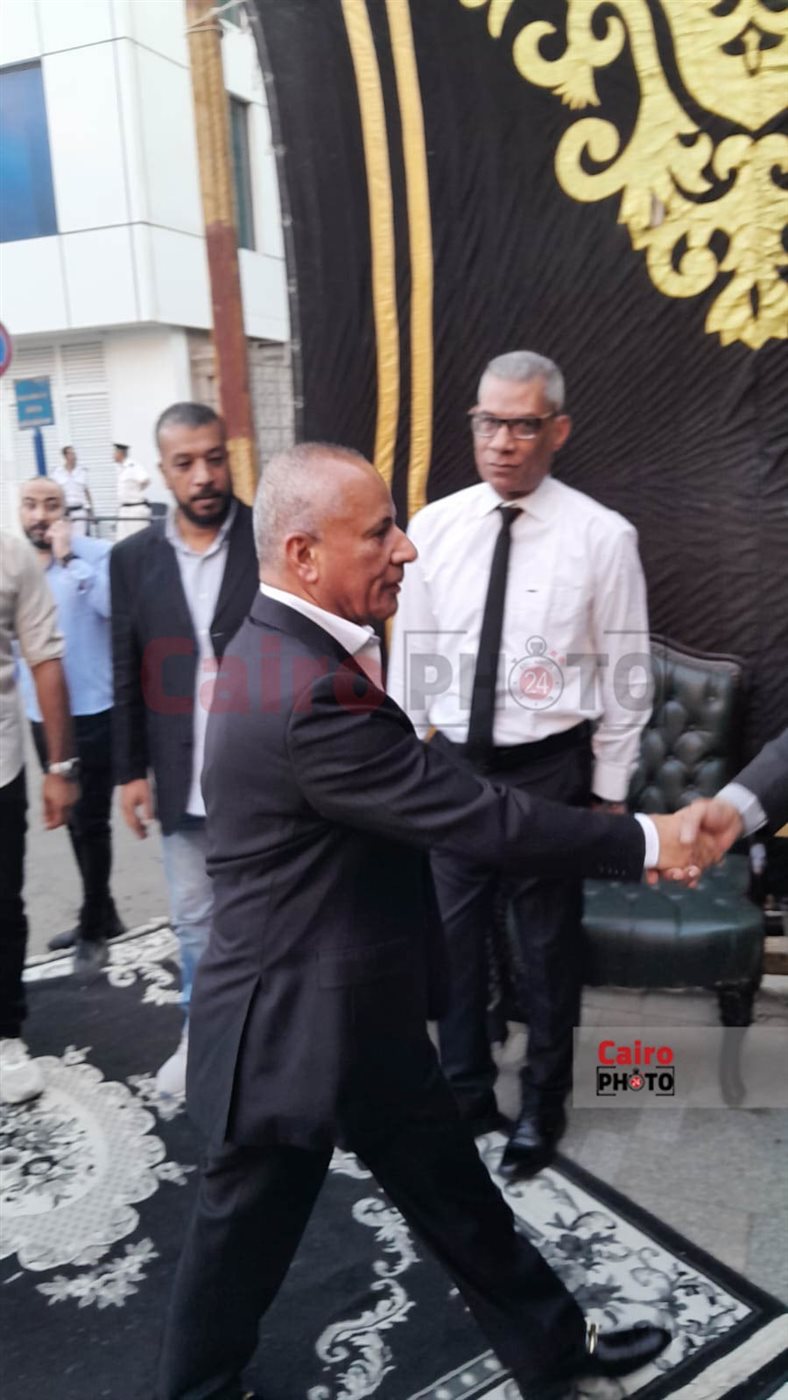 اللقطات الأولى من عزاء والد الفنان تامر عبد المنعم بـ مسجد عمر مكرم