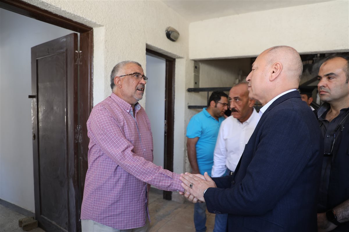 محافظ القاهرة يزور الأسر المتضررة من انهيار عقاري حدائق القبة بعد تسكينهم بوحدات بديلة 
