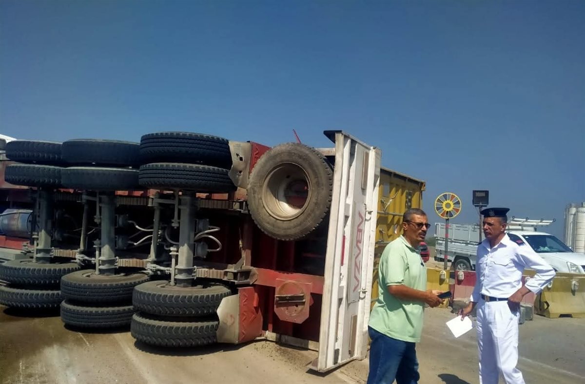 انقلاب سيارة تريلا على الطريق الإقليمي بالمنوفية