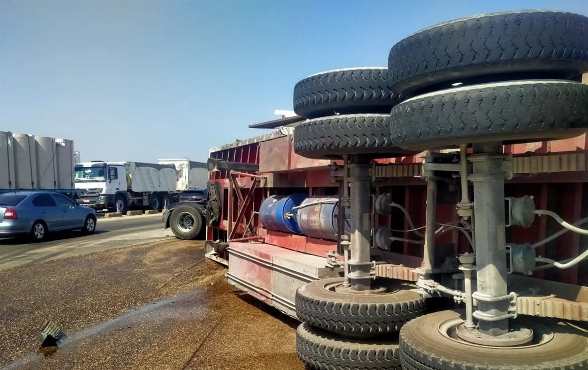 انقلاب سيارة تريلا على الطريق الإقليمي بالمنوفية