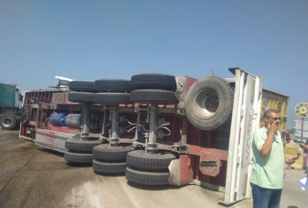 انقلاب سيارة تريلا على الطريق الإقليمي بالمنوفية