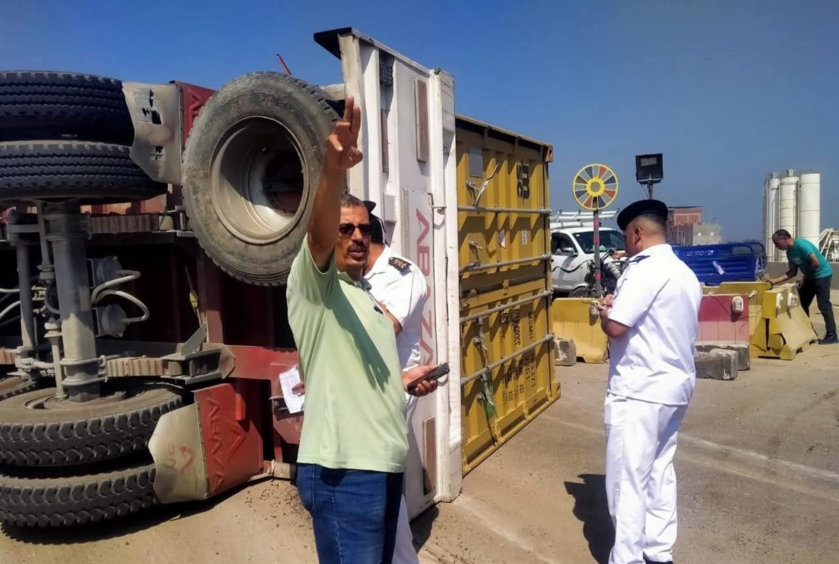 انقلاب سيارة تريلا على الطريق الإقليمي بالمنوفية