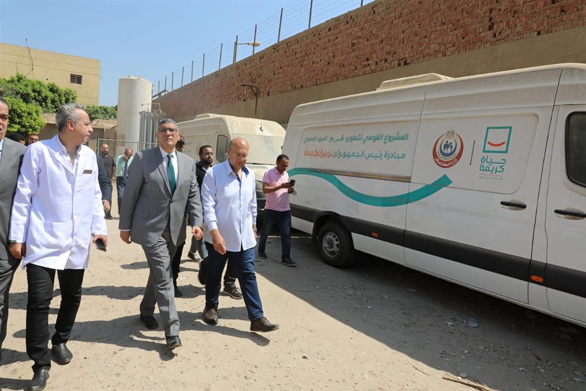 محافظ الجيزة خلال الجولة
