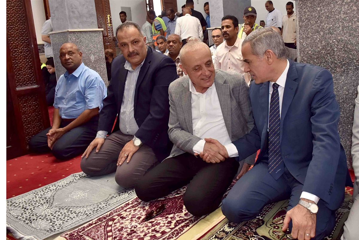 محافظ الأقصر يؤدي صلاة الجمعة