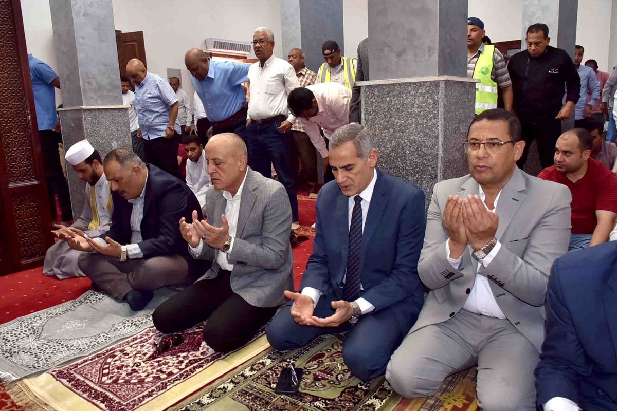 محافظ الأقصر يؤدي صلاة الجمعة