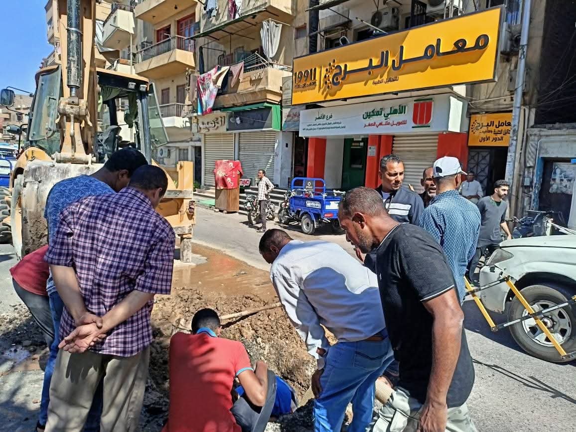 اصلاح تسريب لخط مياة بميدان صلاح الدين بالأقصر