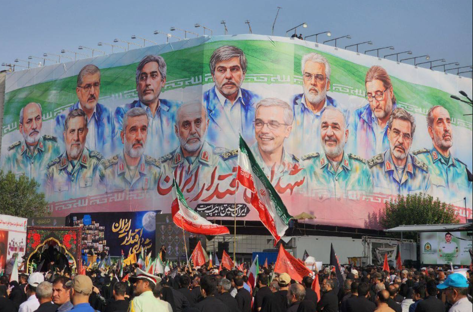 الإيرانيون يشيعون القادة والعلماء النوويين