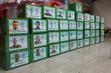 الإيرانيون يشيعون القادة والعلماء النوويين