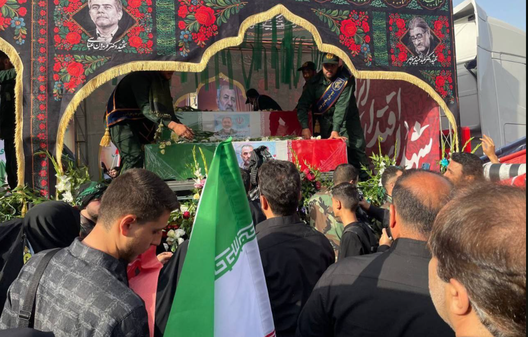 الإيرانيون يشيعون القادة والعلماء النوويين