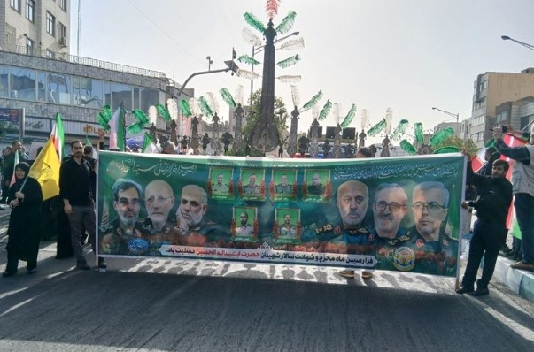 بينهم كبار القادة العسكريين والعلماء النوويين.. إيران تشييع ضحايا الحرب مع إسرائيل