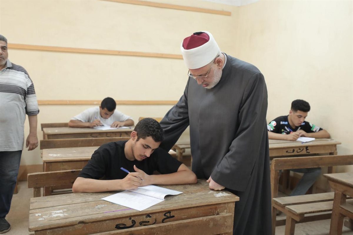 <strong>وكيل الأزهر يتفقد لجان امتحانات اللغة الإنجليزية</strong>