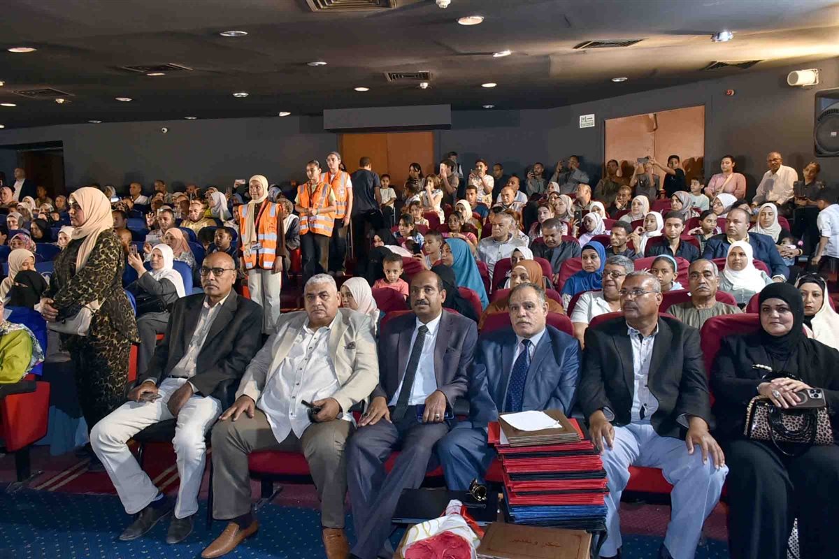 محافظ الأقصر يكرم اوائل الشهادة الاعدادية بالأقصر