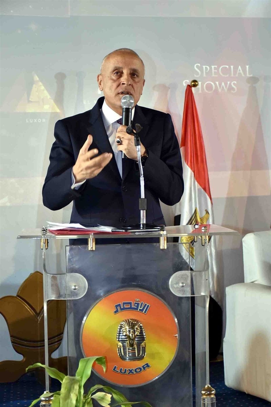 محافظ الأقصر يكرم اوائل الشهادة الاعدادية بالأقصر