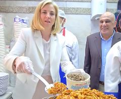 وزيرة خارجة النمسا تزور أحد محال الكشري بالقاهرة 