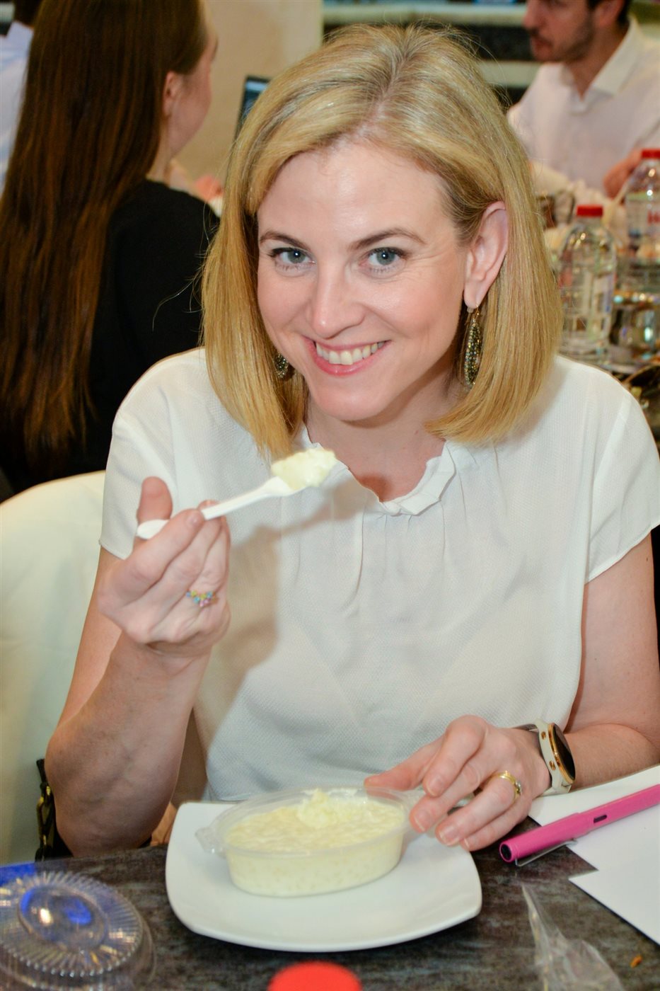 وزيرة خارجة النمسا تزور أحد محال الكشري بالقاهرة 