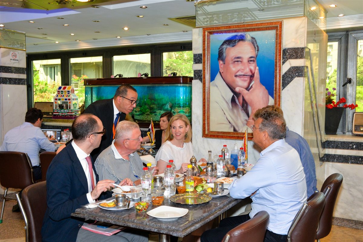 وزيرة خارجة النمسا تزور أحد محال الكشري بالقاهرة 