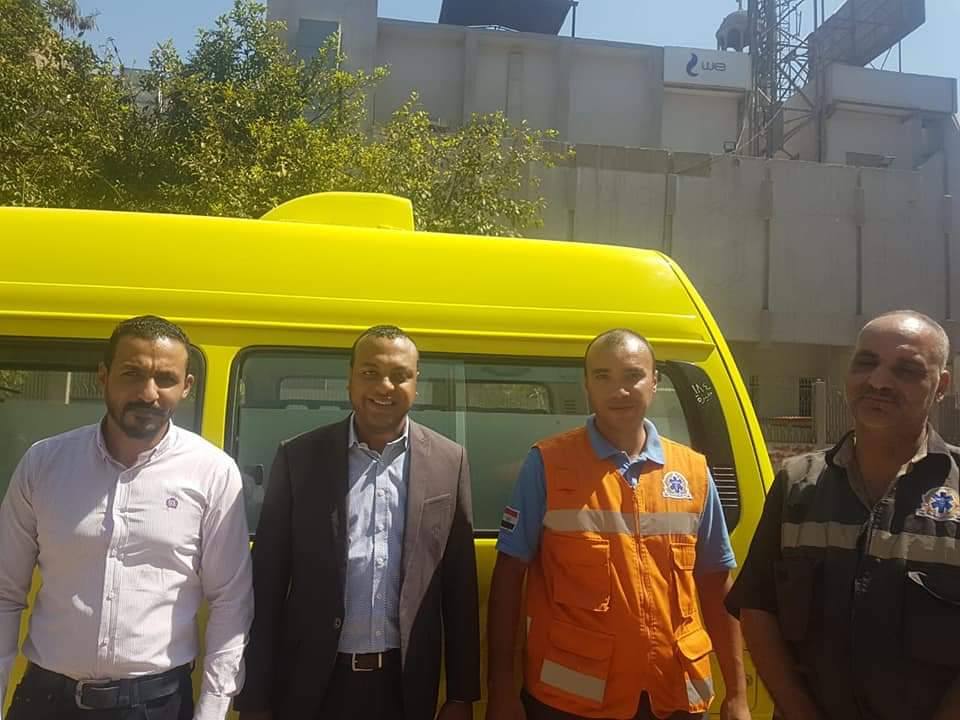 <strong>عمرو أبو اليزيد خلال أعمال بناء غرفة الإسعاف بشارع ناهيا</strong>