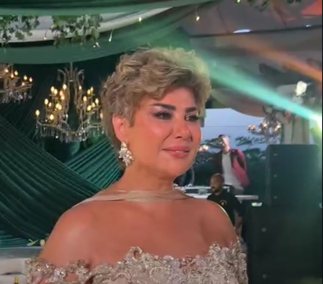 سلمتها لـ زوجها.. تأثر الإعلامية مفيدة شيحة خلال حفل زفاف ابنتها