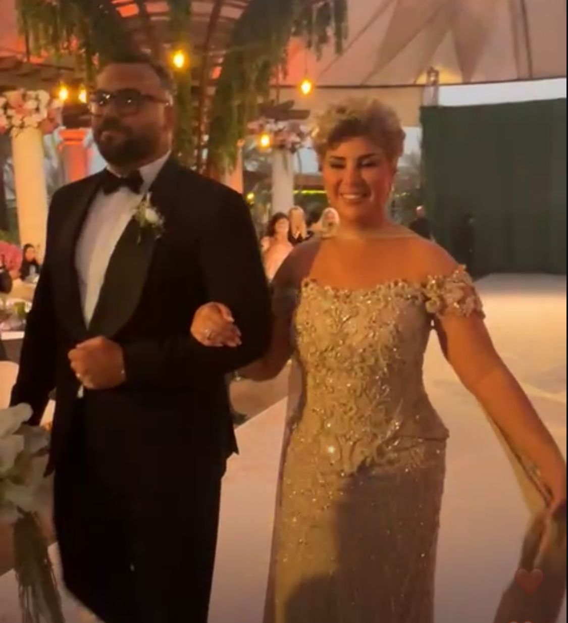 سلمتها لـ زوجها.. تأثر الإعلامية مفيدة شيحة خلال حفل زفاف ابنتها