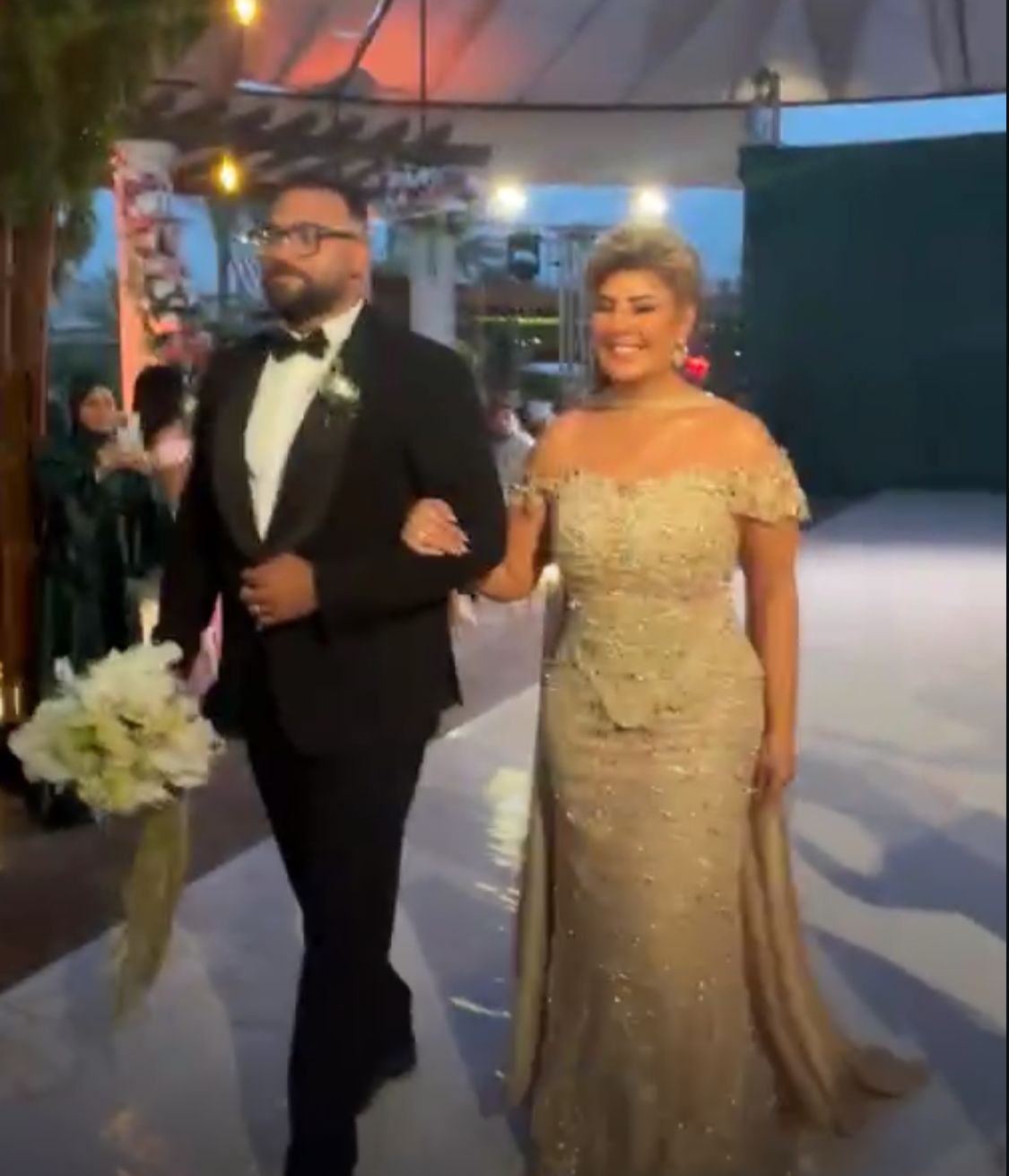 سلمتها لـ زوجها.. تأثر الإعلامية مفيدة شيحة خلال حفل زفاف ابنتها