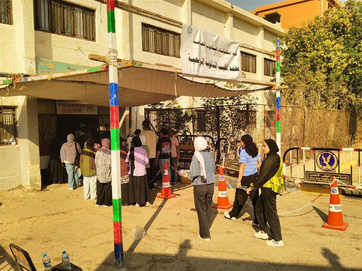 توافد الطلاب على لجان الثانوية العامة بالغردقة