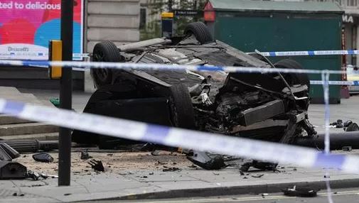 انقلاب سيارة واصطدامها بأحد أشهر المعالم في لندن