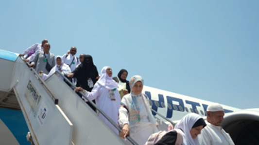 <strong>استقبال آخر الأفواج من ضيوف الرحمن بمطار القاهرة</strong>