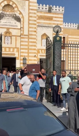 ظهور مؤثر لـ هشام إسماعيل في جنازة والدته |صور 