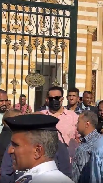 ظهور مؤثر لـ هشام إسماعيل في جنازة والدته |صور 