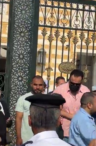 ظهور مؤثر لـ هشام إسماعيل في جنازة والدته |صور 