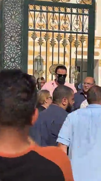 ظهور مؤثر لـ هشام إسماعيل في جنازة والدته |صور 