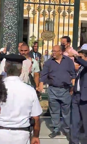 ظهور مؤثر لـ هشام إسماعيل في جنازة والدته |صور 